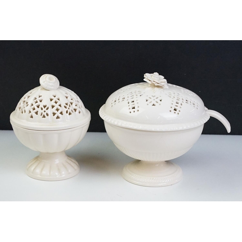 60 - Group of Leeds creamware to include a pierced sauce tureen, the cover with a flower finial with stan... 