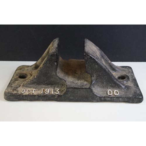 183 - Railwayana - An early 20th century GWR cast iron rail / track holder, dated Oct 1913. Measures appro... 