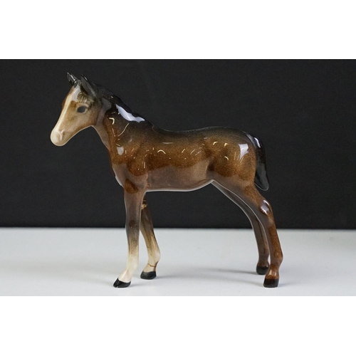 96 - Collection of 10 Beswick porcelain horses to include five Palomino and five brown gloss examples (fe... 