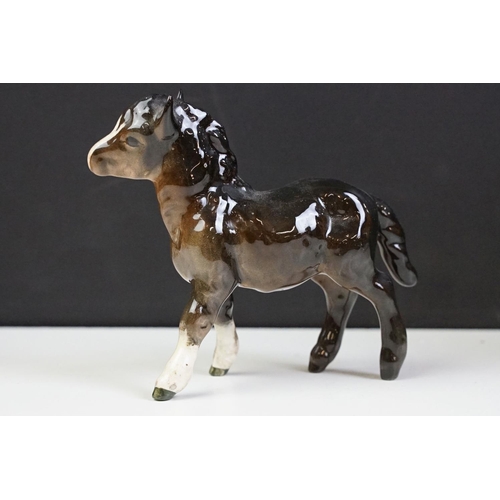 96 - Collection of 10 Beswick porcelain horses to include five Palomino and five brown gloss examples (fe... 