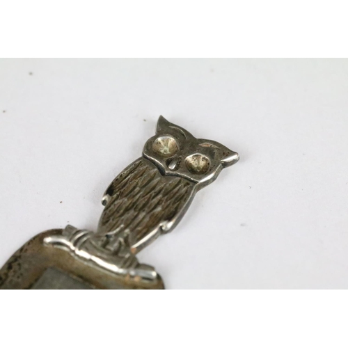 252 - A fully hallmarked sterling silver bookmark with owl finial, assay marked for Birmingham, maker mark... 