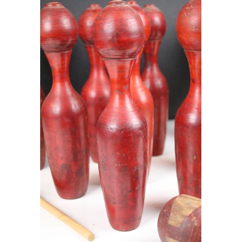 372 - Set of vintage wooden bar skittles, comprising nine turned wooden skittles and a ball. Skittles appr... 