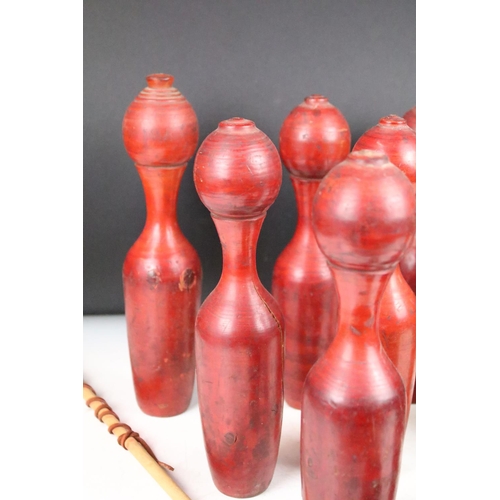 372 - Set of vintage wooden bar skittles, comprising nine turned wooden skittles and a ball. Skittles appr... 