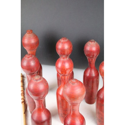 372 - Set of vintage wooden bar skittles, comprising nine turned wooden skittles and a ball. Skittles appr... 