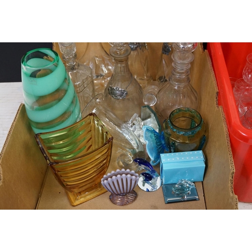 33 - Assorted 20th Century glass to include assorted etched sherry glasses,  LSA green glass vase, amber ... 