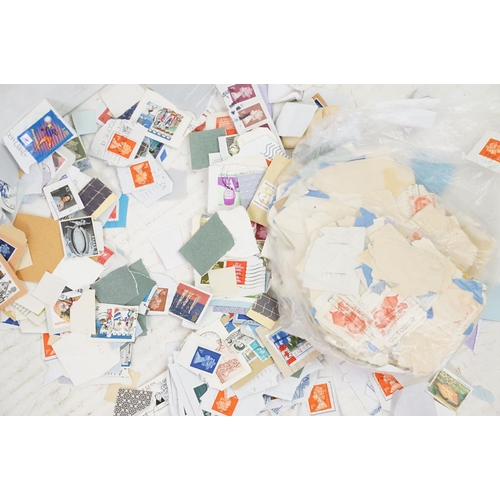 392 - A large collection of used stamps on paper to include a large quantity of United States of America e... 