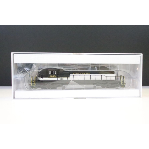 51 - Three boxed HO scale locomotives to include 95183 Southern SD40-2 3245, 94024 Southern RS-3 Locomoti... 