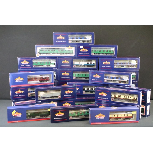 57 - 31 Boxed Bachmann OO gauge items of rolling stock to include 39028C BR MK 1 Corridor SK SR green, 39... 