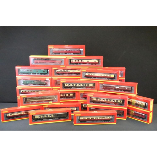 58 - 31 Boxed Hornby OO gauge items of rolling stock to include to include R4686 BR Collett Corridor Brak... 