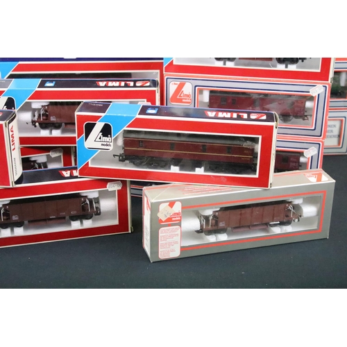 59 - 24 Boxed Lima OO gauge items of rolling stock plus a boxed Lima 205051A1 Super Sprinter DMU (25 item... 