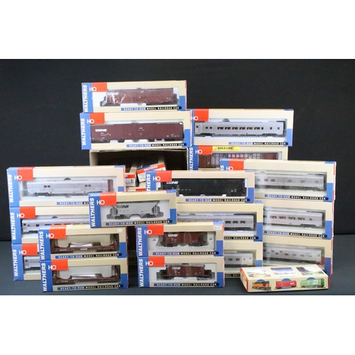 62 - 37 Boxed Walthers OO gauge items of rolling stock and multi set packs to include 93234110 72' Centre... 