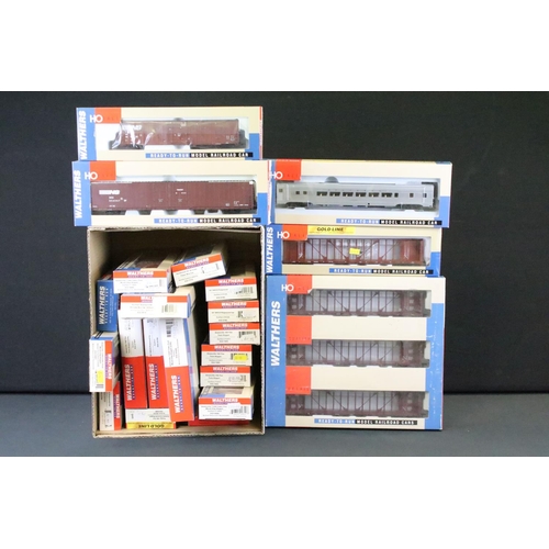 62 - 37 Boxed Walthers OO gauge items of rolling stock and multi set packs to include 93234110 72' Centre... 