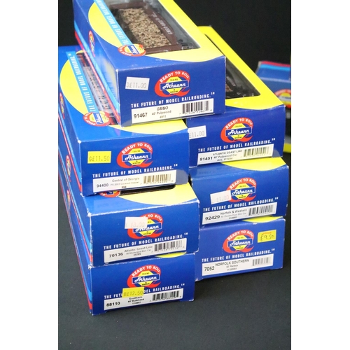 63 - 27 Boxed Athearn HO gauge items of rolling stock to include 91499, 92245, 91451, 92285, 7150, 91467 ... 