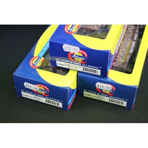 63 - 27 Boxed Athearn HO gauge items of rolling stock to include 91499, 92245, 91451, 92285, 7150, 91467 ... 