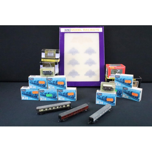 74 - Quantity of N gauge model railway to include boxed Dapol ND-084E Hymek with 6 wheel milk tanks all w... 