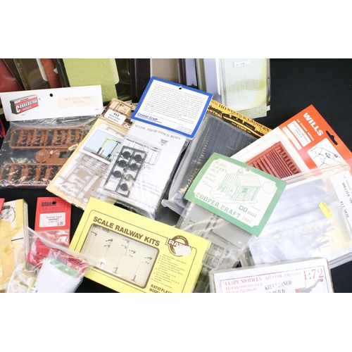 77 - Collection of bagged, carded and boxed OO / HO gauge plastic & metal accessories & model kits to inc... 