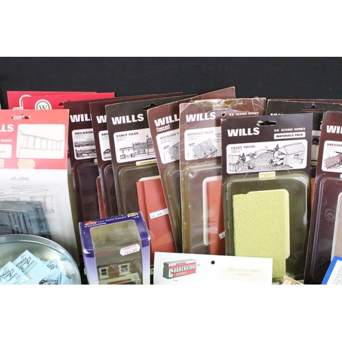 77 - Collection of bagged, carded and boxed OO / HO gauge plastic & metal accessories & model kits to inc... 