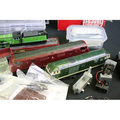 82 - Quantity of OO gauge model railway spares and repairs to include engine chassis', engine shells, rol... 