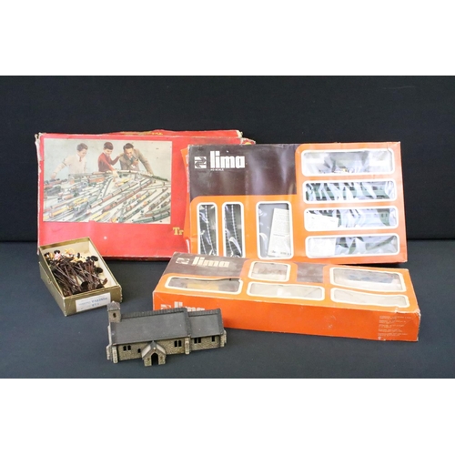 84 - Quantity of OO gauge model railway to include boxed Lima 4656A train set (incomplete) featuring Sout... 