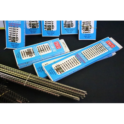 94 - Quantity of boxed and unboxed OO gauge track to include 44 x boxed Peco Streamline parts, plus a box... 