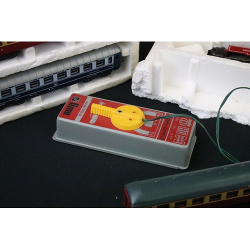 95 - Quantity of Lima OO gauge model railway to include boxed items and part sets featuring 3 x locomotiv... 