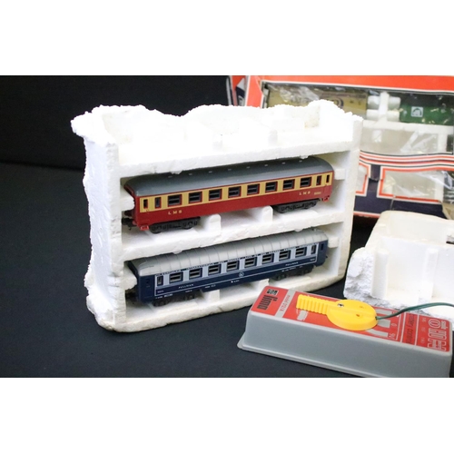 95 - Quantity of Lima OO gauge model railway to include boxed items and part sets featuring 3 x locomotiv... 