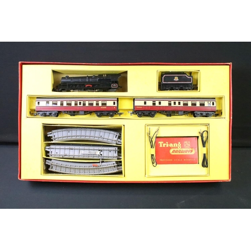 144 - Collection of Triang OO gauge model railway to include boxed RAX set with locomotive, rolling stock ... 