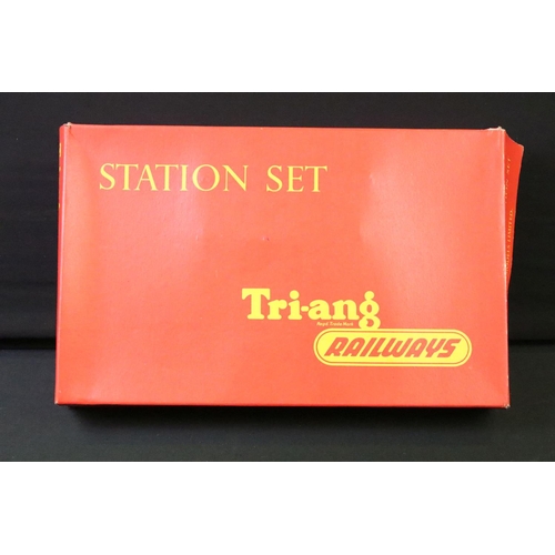 144 - Collection of Triang OO gauge model railway to include boxed RAX set with locomotive, rolling stock ... 