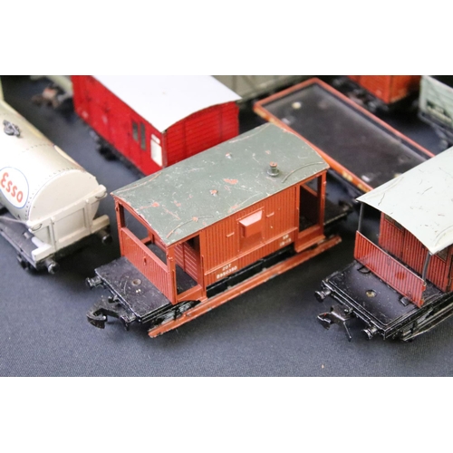 147 - Collection of over 30 OO gauge items of rolling stock / wagons, mainly Hornby / Hornby Dublo