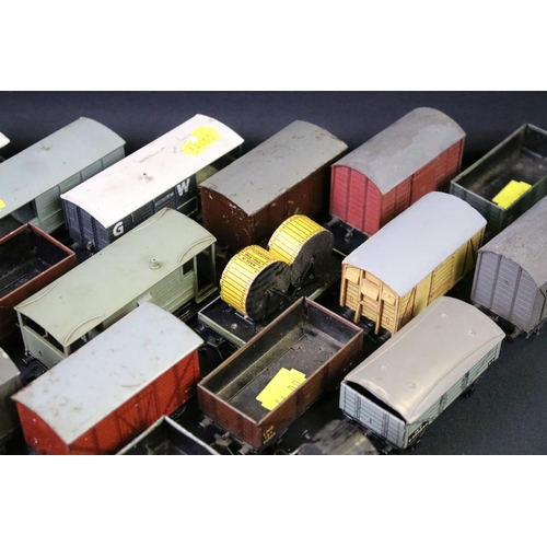 147 - Collection of over 30 OO gauge items of rolling stock / wagons, mainly Hornby / Hornby Dublo