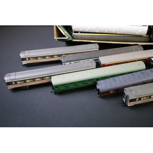 148 - 46 OO gauge items of rolling stock, all coaches to include Hornby, Triang, Bachmann etc