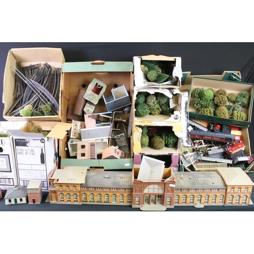 150 - Collection of OO gauge model railway trackside accessories featuring large Kibri station building, H... 