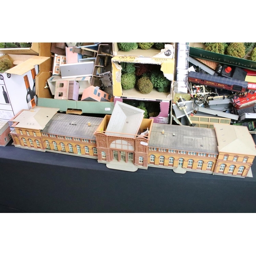 150 - Collection of OO gauge model railway trackside accessories featuring large Kibri station building, H... 