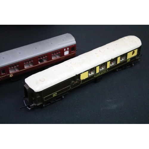 156 - 24 OO gauge items of rolling stock, all various coaches featuring Hornby & Triang examples