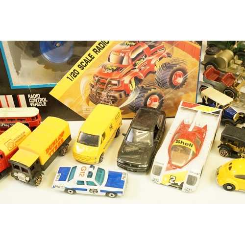 1059 - Collection of boxed & unboxed diecast models to include Burago, Corgi, Matchbox & Lledo, featuring B... 