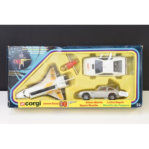 1323 - Boxed Corgi 22 James Bond 007 Aston Martin, Lotus Esprit, Space Shuttle, Navette de l'espace diecast... 