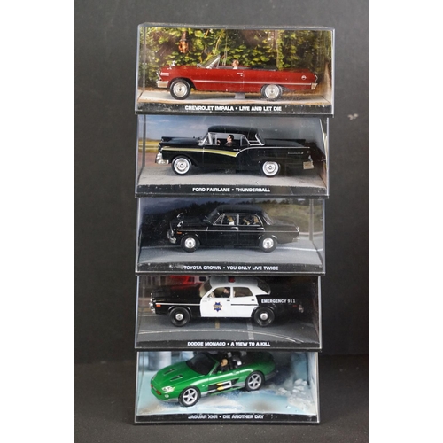 1132 - 24 Cased Fabri James Bond 007 diecast models, diecast ex, couple of cracked cases but otherwise ex