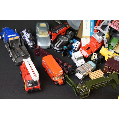 1173 - Quantity of diecast & plastic models from the mid 20th C onwards to include Corgi, Matchbox Lesney, ... 