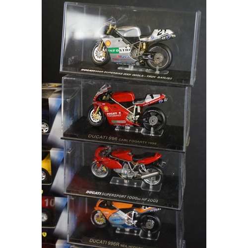 1109 - Collection of various boxed / cased diecast models to include 2 x large scale Shell Collezione class... 