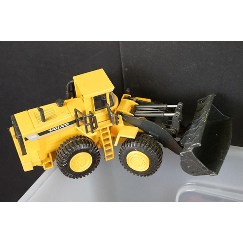 1232 - Collection of diecast and plastic models mainly 1980s onwards to include construction, farming, comm... 