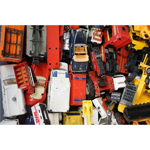 1232 - Collection of diecast and plastic models mainly 1980s onwards to include construction, farming, comm... 