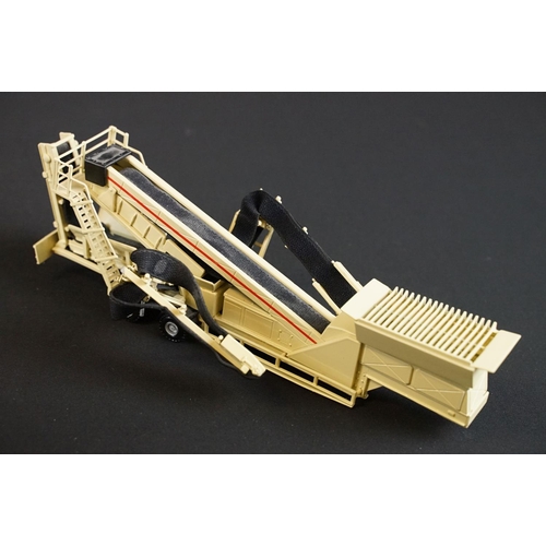 1261 - Hi Mo Bo of Germany 1/50 scale Nordberg SW348 Screener Plant, raised on 2 wheeled axles, finished in... 