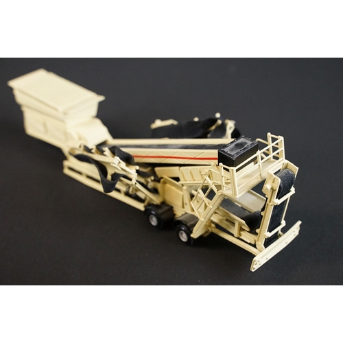 1261 - Hi Mo Bo of Germany 1/50 scale Nordberg SW348 Screener Plant, raised on 2 wheeled axles, finished in... 