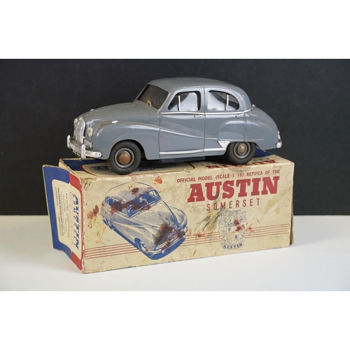 1285 - Boxed Victory Industries Austin A40 Somerset electric scale model, in grey, 1/18 scale, battery oper... 