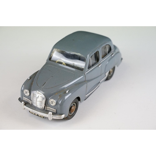 1285 - Boxed Victory Industries Austin A40 Somerset electric scale model, in grey, 1/18 scale, battery oper... 