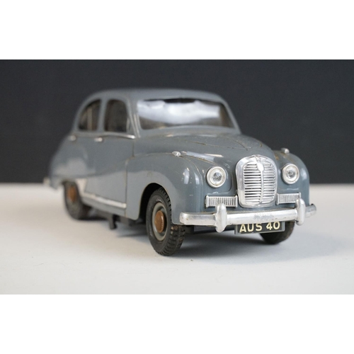 1285 - Boxed Victory Industries Austin A40 Somerset electric scale model, in grey, 1/18 scale, battery oper... 