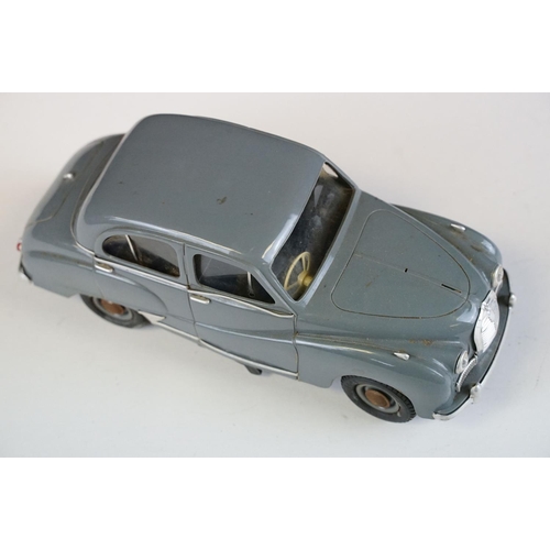 1285 - Boxed Victory Industries Austin A40 Somerset electric scale model, in grey, 1/18 scale, battery oper... 