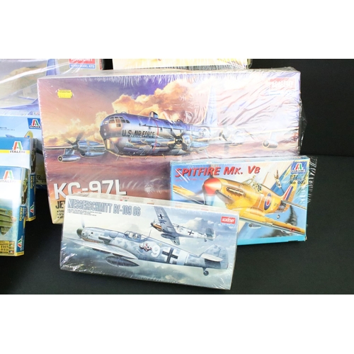 202 - 12 boxed & unbuilt 1/72 scale plastic model kits to include 5 x Academy Hobby Model Kits to include ... 