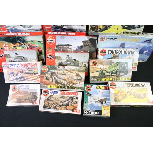 207 - 24 boxed & unbuilt Airfix 1/72, 1/76, HO/OO and 1/144 scale plastic model kits to include models 052... 