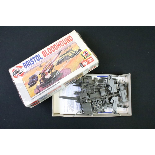 207 - 24 boxed & unbuilt Airfix 1/72, 1/76, HO/OO and 1/144 scale plastic model kits to include models 052... 